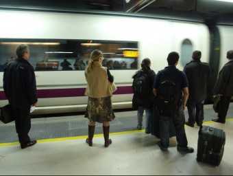 Passatgers davant d'un TAV de Renfe dels que operen entre Barcelona Sants, Girona i Figueres QUIM PUIG