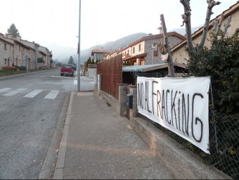 Les pancartes en contra de les prospeccions per trobar gas i contra el fracking són visibles en molts punts del poble de Riudaura. J.C