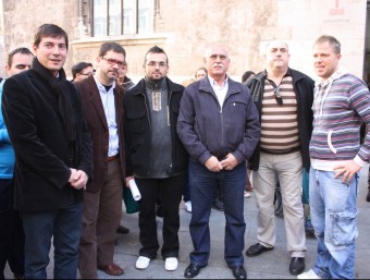 Julian i Vicent amb altres treballadors el passat 11 de gener a les portes de la Generalitat. EL PUNT AVUI
