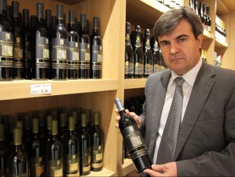 Lluís Roig, director de Cellers Domenys, mostra el vi que elaboren a l'agrobotiga inaugurada el 2011.  JUDIT FERNÀNDEZ
