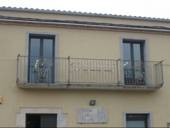 Una imatge del nou balcó de l'ajuntament de Canet d'Adri, dilluns al matí. J. FERRER