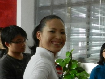 Una jove xinesa somriu després d'una sessió de maquillatge.  SEEDINCHINA