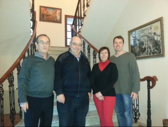 Representants municipals amb el periodista Alfons Llorens. CEDIDA