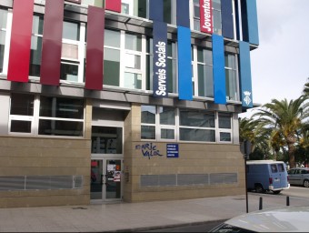 Façana principal del Centre d'Adults d'Alzira. ESCORCOLL