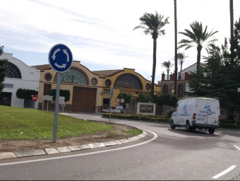 Rotonda d'entrada a la vila procedent des de l'autovia València - Alacant. ESCORCOLL