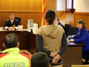 L'acusada , de dos robatoris amb violència ahir durant el judici a l'Audiència de Barcelona QUIM PUIG