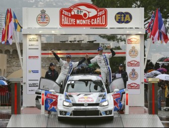Ogier (dreta) i Julien Ingrassia celebren el segon lloc a Montecarlo, diumenge passat VW