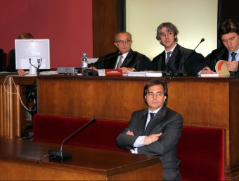 Lluís Corominas , amb els seus advocats durant la revisió del seu cas al TSJC, el desembre de 2011 ACN/ POL SOLÀ