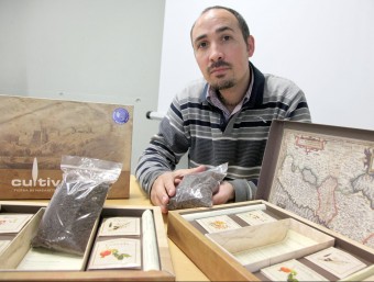Albert Custodio un dels socis de l'empresa, mostra les caixes amb terra de Natzaret.  JUDIT FERNÀNDEZ
