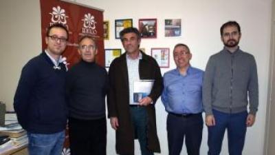 Wilson Ferrús, al centre de la imatge, envoltat pels membres de la junta de l'IDECO (d'esquerra a dreta) Carles X. Puig, Alfred Ramos, Francesc Martínez i Tomàs Rosselló. PRESEN SENA