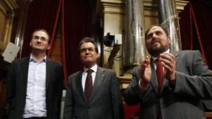 Joan Herrera, Artur Mas i Oriol Junqueras després de l'aprovació de la declaració de sobirania al Parlament ORIOL DURAN