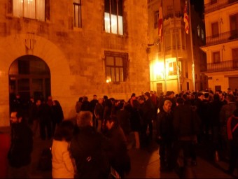 Concentració nocturna davant les portes del Palau de la Generalitat. EL PUNT AVUI