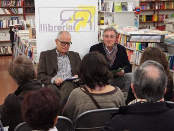 Salvador Vergés (a la dreta) va presentar la novel·la el dia 18 passat a La 22 de Girona, amb Josep Varela EL PUNT AVUI