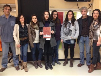 Foto de família de les guanyadores, finalistes i membres de l'organització i l'Ajuntament. EL PUNT AVUI