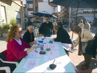 Instant de recollida de signatures a les portes de l'Ajuntament. CEDIDA