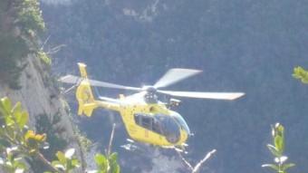 L'helicòpter dels Bombers de la Generalitat treballant en el rescat de l'excursionista a la cresta del Ferran EL PUNT AVUI