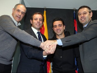 Zubizarreta, Sandro Rosell, Xavi Hernández i Josep Maria Bartomeu després de la signatura del contracte FCBARCELONA