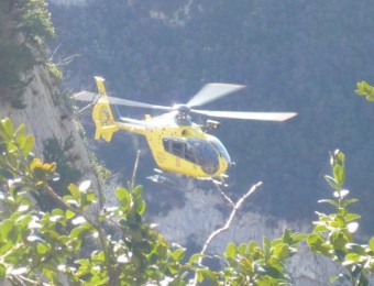 L'helicòpter dels Bombers de la Generalitat treballant en el rescat de l'excursionista a la cresta del Ferran EL PUNT AVUI