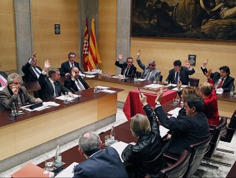 Els diputats del PSC, en primer terme, votant pel dret a decidir –tret de Josep Marigó–, a la Diputació de Girona MANEL LLADÓ