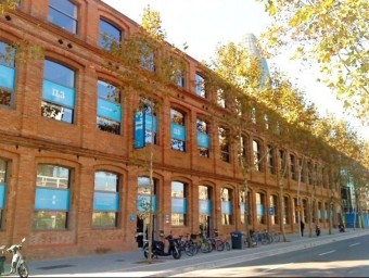 Aspecte de la Barcelona actual combinada amb edificis industrials antics.  ARXIU