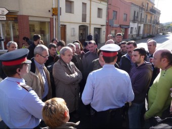 Veïns i alcaldes informant del calendari de mobilitzacions als mossos Ò. PINILLA