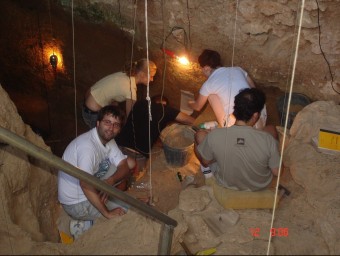 Excavacions a les coves de Serinyà, on el 23 de febrer tindrà lloc una visita guiada, a càrrec de Narcís Soler ARXIU