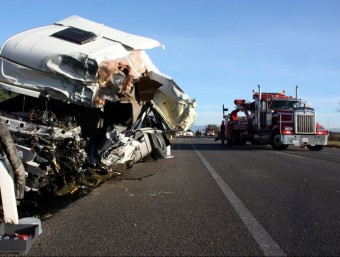Imatge de l'accident provocat ahir dijous per un camió que va envair el carril contrari a l'N-II ACN