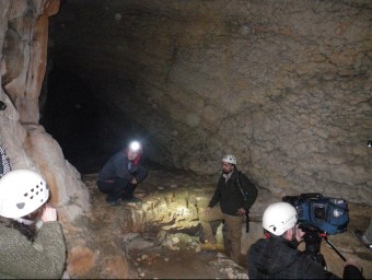 Els membres de l'excavació, durant els treball a la Cova de les Llenes ACN