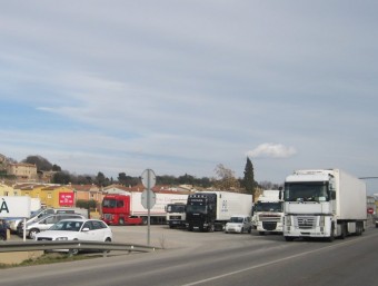 El pas de la NII a Medinyà on molts camions acostumen fer parada per menjar als bars i restaurants que hi ha a peu de carretera. E. C