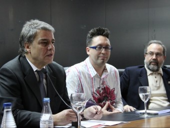 Joaquim Maria Puyal s'adreça a l'auditori acompanyat per Carles Cortés i Brauli Montoya. B. VIDAL