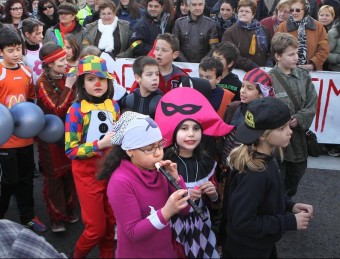 Per primer cop la rua de Carnaval de l'escola de Bàscara ahir es va fer al mig de l'NII. JORDI RIBOT / ICONNA