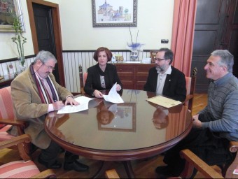 Instant de la signatura del conveni entre l'Ajuntament i la Universitat. CEDIDA