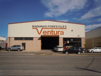 Façana d'una de les naus que Ventura té a Aiguaviva.  IMMA BOSCH