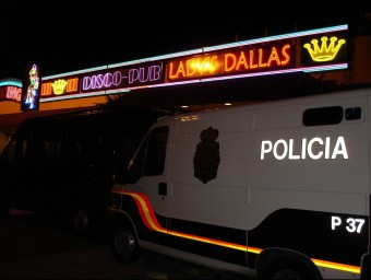 La policia davant del Dallas en un dels molts controls que han fet al club d'Agullana. TURA SOLER