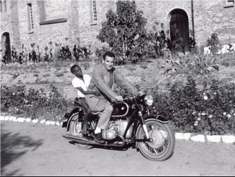Joaquim Vallmajó, conduint una motocicleta amb un dels nombrosos amics ruandesos que va fer durant la seva missió al costat dels refugiats ARXIU
