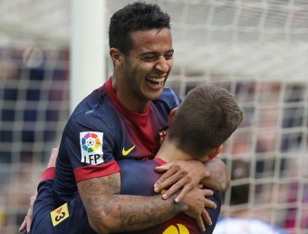 Thiago Alcántara s'abraça amb Piqué per celebrar un gol del Barça aquesta temporada FERRAN CASALS