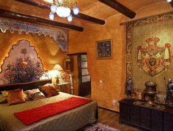 Una de les habitacions de l'hotel Las Moradas del Unicornio de Púbol. LLUÍS SERRAT.