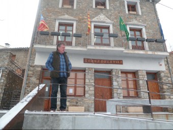 Joan Dordas, a fora de la Casa de la Vila, amb l'estelada i sense la bandera espanyola. J.C