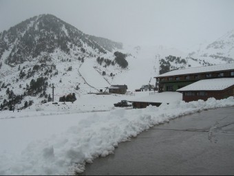 Una vista de les instal·lacions d'accés a l'estació d'esquí de Vallter 2000 i algunes de les pistes al fons. J.C