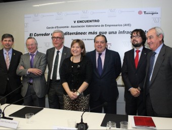 Els representants de les entitats empresarials i les administracions catalanes i valencianes ahir a Tarragona EL PUNT AVUI
