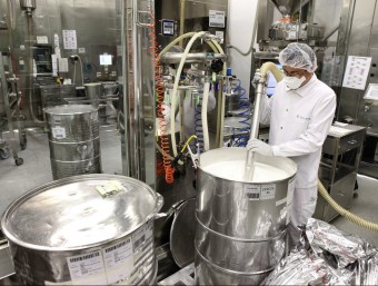 Àrea de fabricació de medicaments en la sala de granulació a la planta de Barberà.  NOVARTIS