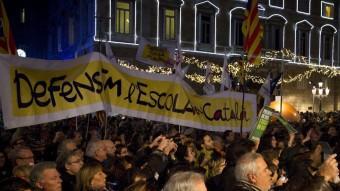 Manifestació a favor de la immersió lingüística en català a l'escola, a la plaça de Sant Jaume de Barcelona ALBERT SALAMÉ