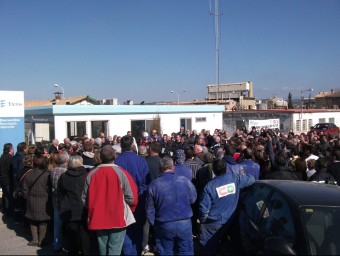 Els treballadors es van concentrar ahir al migdia a la porta de la factoria. ACN