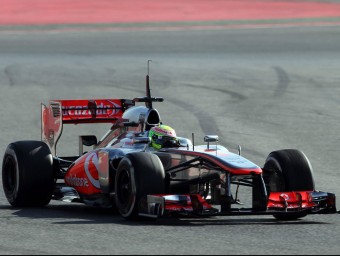 Sergio Pérez amb el McLaren MP4-28 amb què va marcar el millor registre d'ahir EFE