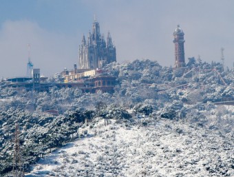 El Tiibidabo, com tota la serralada de Collserola, va acumular gruixos de neu entre els dos i els tres centímetres que va fondre a primera hora de la tarda, amb la sortida del sol ALBERT SALAMÉ