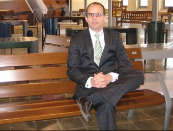 Xavier Salleras, assegut al conegut banc NeoBarcino, a la sala d'exposicions de Benito Urban.  A. AGUILAR