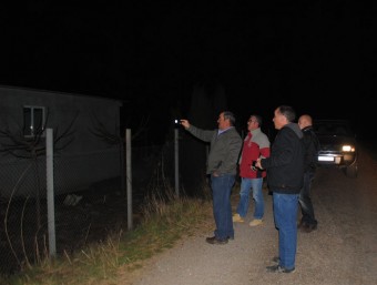 Membres d'un sometent patrullant de nit pel terme municipal d'Alcarràs, al Segrià JOAN TORT / ARXIU