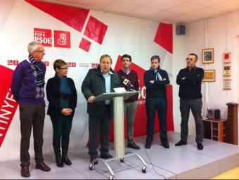 Representants socialistes de les quatre comarques ahir a la seu d'Ontinyent. EL PUNT AVUI