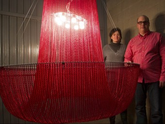 Els germans Josep Ma. i Cristina Sans Esplugues amb un llum, pensat per penjar-se en grans espais, fet de tires de malla.  JOSÉ CARLOS LEÓN