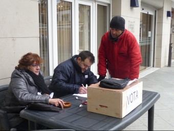Treballadors de l'Ajuntament de Premià de Mar fent el recompte de vots del referèndum. T.M